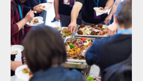 화장실 다녀온 아이 미묘하게 달라…쌍둥이 ‘뷔페 바통터치’