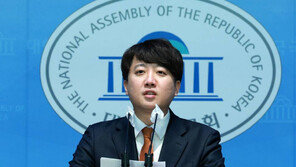 이준석 “65세 이상 지하철 무임승차제 폐지” vs 대한노인회 “패륜아 정당”