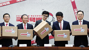 與 “육아휴직 급여 150만→210만↑…아빠 한달 휴가 의무화”