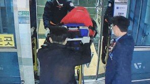지하철역 쓰러진 60대, 역장이 심장마사지로 살렸다