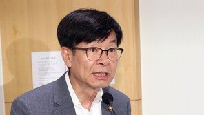 檢, ‘文정부 통계조작 의혹’ 김상조 전 정책실장 소환조사