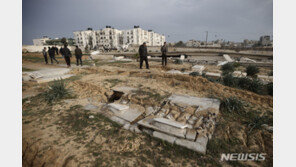 가자 공동 묘지 파헤친 이스라엘군 “인질 시신 찾기 위한 것” 발표