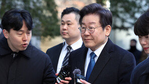 ‘피습 17일만’ 재판 출석한 이재명, 묵묵부답…지지자 향해 손만 흔들어