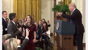 트럼프땐 설전 기자 ‘에스코트’ 퇴장…오바마는 오히려 경호원 제지