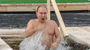 72세 푸틴, 올해도 영하5도 날씨에 ‘얼음물 풍덩’