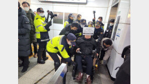 혜화역서 전장연 활동가 체포…올들어 세 번째