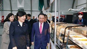 윤홍근 BBQ 회장, ‘K-치킨’ 맛 알린다… 동계청소년 올림픽 현장 찾아