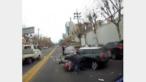 교통사고로 오토바이-차량 사이에 끼인 80대…시민들이 구해