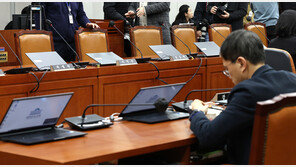 ‘강성희 강제퇴장’ 운영위, 17분만에 파행…야당 고성·항의