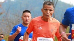 왜 달렸지?…담배 물고 완주한 ‘흡연 마라토너’ 금연 규정 탓 실격