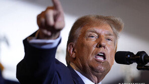 ‘2연승’ 트럼프, 헤일리 사퇴 압박…“3위가 어슬렁거려”