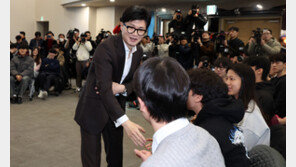 한동훈은 대학, 이재명은 군대…여야 ‘스윙보터’ 2030 표심 잡기