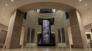 높이 8m 디지털 기둥에 복원된 광개토대왕릉비