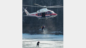 ‘얼음밑 수색해 구조’ 겨울 특별훈련