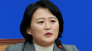 민주 ‘인재1호’ 박지혜, 총선 정강·정책 발표…“탈탄소 산업 강국 만들겠다”