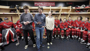 여자프로아이스하키팀 라커룸 찾은 캐나다 총리