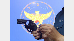 흉기 휘두른 차량절도범, 다리에 실탄 쏴 검거…경관 2명 부상