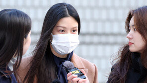 ‘입시비리 혐의’ 조민에 징역1년·집행유예3년 구형