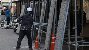 중대재해처벌법 확대 ‘D-1’…尹 “무책임” vs 野 “대통령 망언”