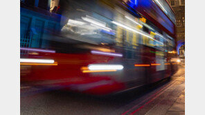 차선 변경 버스 피하려다…뒷바퀴 깔린 30대 여성 오토바이 운전자 숨져