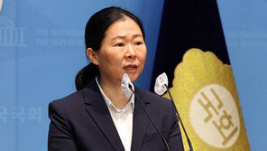 권은희, 국힘 탈당-의원직 사퇴 “양당 정치 적대적 관계 답답”