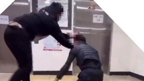 60대 경비원 무차별 폭행·기절 영상 SNS에 올린 10대 2명 송치