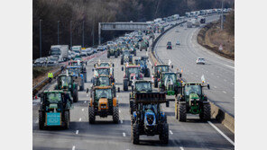 성난 프랑스 농민들, 트랙터로 도로 점거
