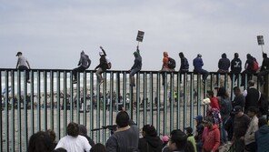 “美-캐나다 국경에도 장벽 건설하자”…美대선 최대 쟁점 된 ‘불법이민’