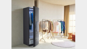 내장된 스팀다리미로 셔츠-정장 주름 쫙… 1분에 350회 먼지 털기 