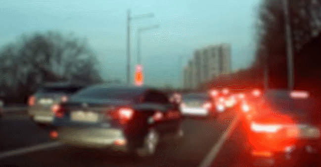 퇴근길 꽉 막히자 ‘전도된 경차’ 힘으로 일으켜 세운 경찰들 (영상)