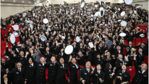 하늘로 모자 던지며 졸업 자축 