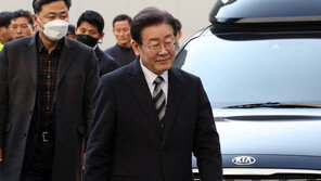 이재명, 오후 일정 취소하고 문경 화재 순직 소방관 조문