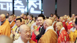 민주 “윤 대통령, 불교계 설선물에 ‘십자가 포장’…조롱하나”