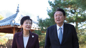 尹, 박근혜 생일 축하 전화…“국민 많이 만나시길”