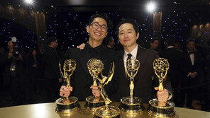 ‘성난 사람들’ 스티븐 연·이성진 감독 “에미상 8관왕, 깊이 감사…자신감 있었다”