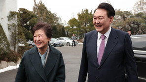 尹, 박근혜 생일 축하 전화…“회고록으로 국민이 업적 기억했으면”