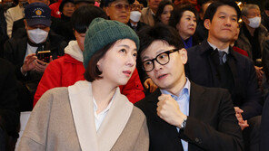 배현진, 피습 후 첫 일정서 “폭력적 정치 지워야”…한동훈 깜짝 방문