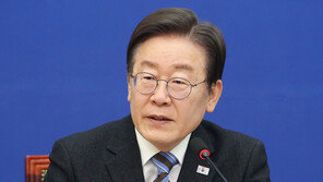 與 “꼼수로 선거제 결정 미루는 민주…무책임에 기가 찰 노릇”