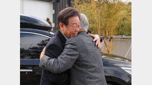 이재명 안아주고 상처 살핀 文 “野, 상생의 정치 앞장서야”
