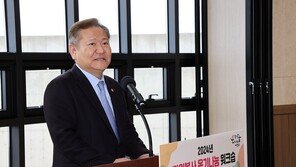 이상민 장관, 강원 화천 최전방 부대 방문해 6·25 전사자 참배