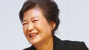 대구서 ‘박근혜 북 콘서트’…“역사는 반복, 회고록 통해 국민 빚 깨달아”