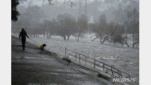 항공편 무더기 취소·85만 가구 정전…美캘리포니아 폭풍우 “비상사태”