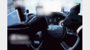 발로 트럭 핸들 잡고 고속도로 질주…“운전을 발로 배워서”