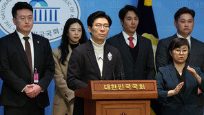 與 “민주당 탈당 청년 100명·생애 첫 당적 청년 200명 입당”