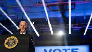 바이든 또 말실수,  마크롱과 고인이 된 미테랑 헷갈려