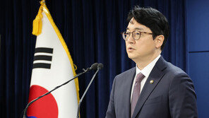 민주, 김기춘·김관진 사면에 “국정농단·군 댓글공작도 풀어줘…법·원칙 있나”