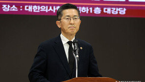 ‘의대 증원’ 발표하자…의협 회장 “모든 권한 내려놓겠다”