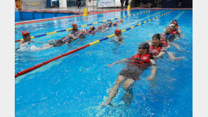 “수영 강사 명절 떡값 주자고 돈 걷는 회원들…맡겨놨나요?” 불만