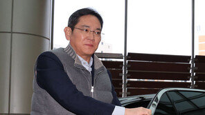 ‘완판남’ 이재용 회장, 출장길 입은 ‘삼성 패딩조끼’ 뭐길래