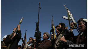 “후티, 홍해·아덴만 통과 화물선에 미사일 6발 발사”